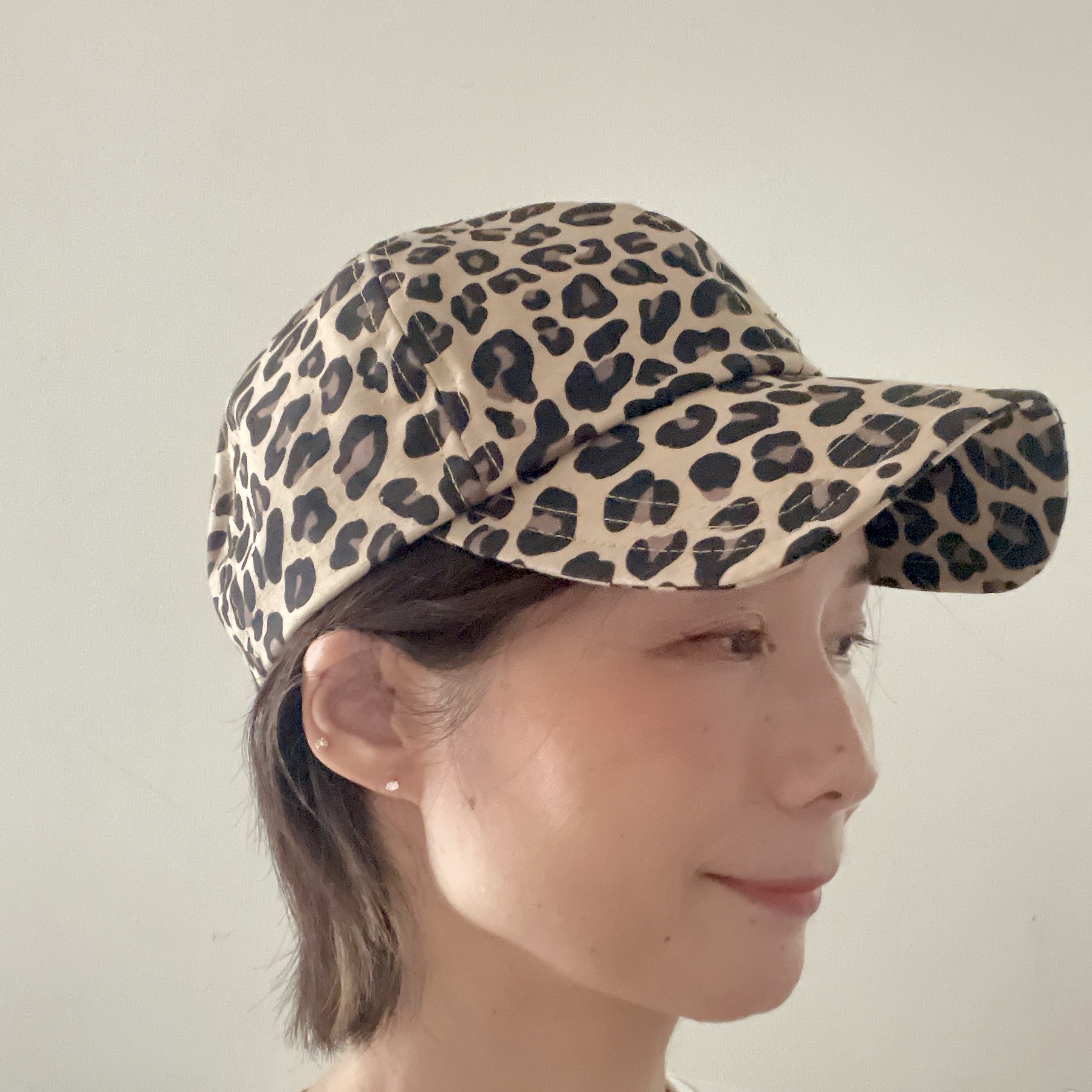 ヒョウ柄キャップ｜ちょっとした冒険を楽しむユニセックスデザイン